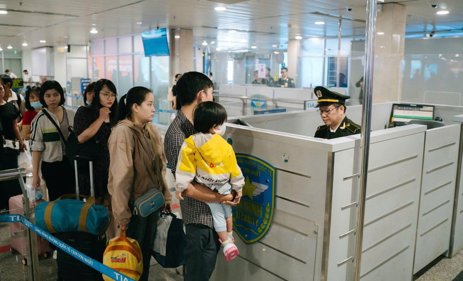 Theo Cảng HKQT Tân Sơn Nhất, hôm nay (ngày 1/1), dự kiến có 675 chuyến bay đi và đến với khoảng hơn 105.000 lượt hành khách. Trong đó, lượt khách đến là 53.920 người và khách đi là 51.558 người. Theo Cảng HKQT Tân Sơn Nhất, hôm nay (ngày 1/1), dự kiến có 675 chuyến bay đi và đến với khoảng hơn 105.000 lượt hành khách. Trong đó, lượt khách đến là 53.920 người và khách đi là 51.558 người.