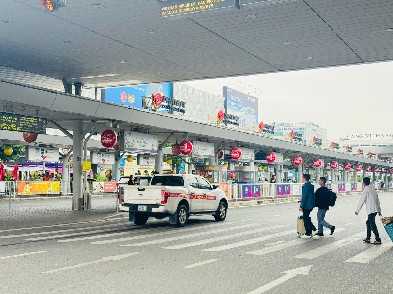 Khu vực bên ngoài sân bay Tân Sơn Nhất thông thoáng trong ngày nghỉ Tết dương lịch 2025. Khu vực bên ngoài sân bay Tân Sơn Nhất thông thoáng trong ngày nghỉ Tết dương lịch 2025.