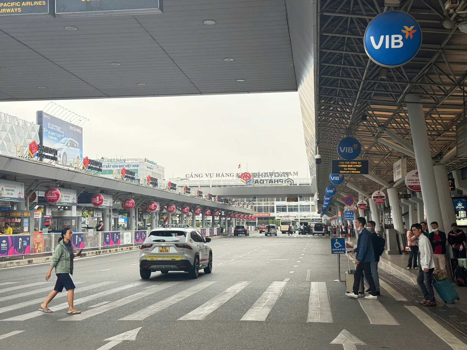 Bên ngoài nhà ga, hành khách dễ dàng đón taxi, xe công nghệ để rời sân bay mà không phải chờ đợi lâu. Bên ngoài nhà ga, hành khách dễ dàng đón taxi, xe công nghệ để rời sân bay mà không phải chờ đợi lâu.
