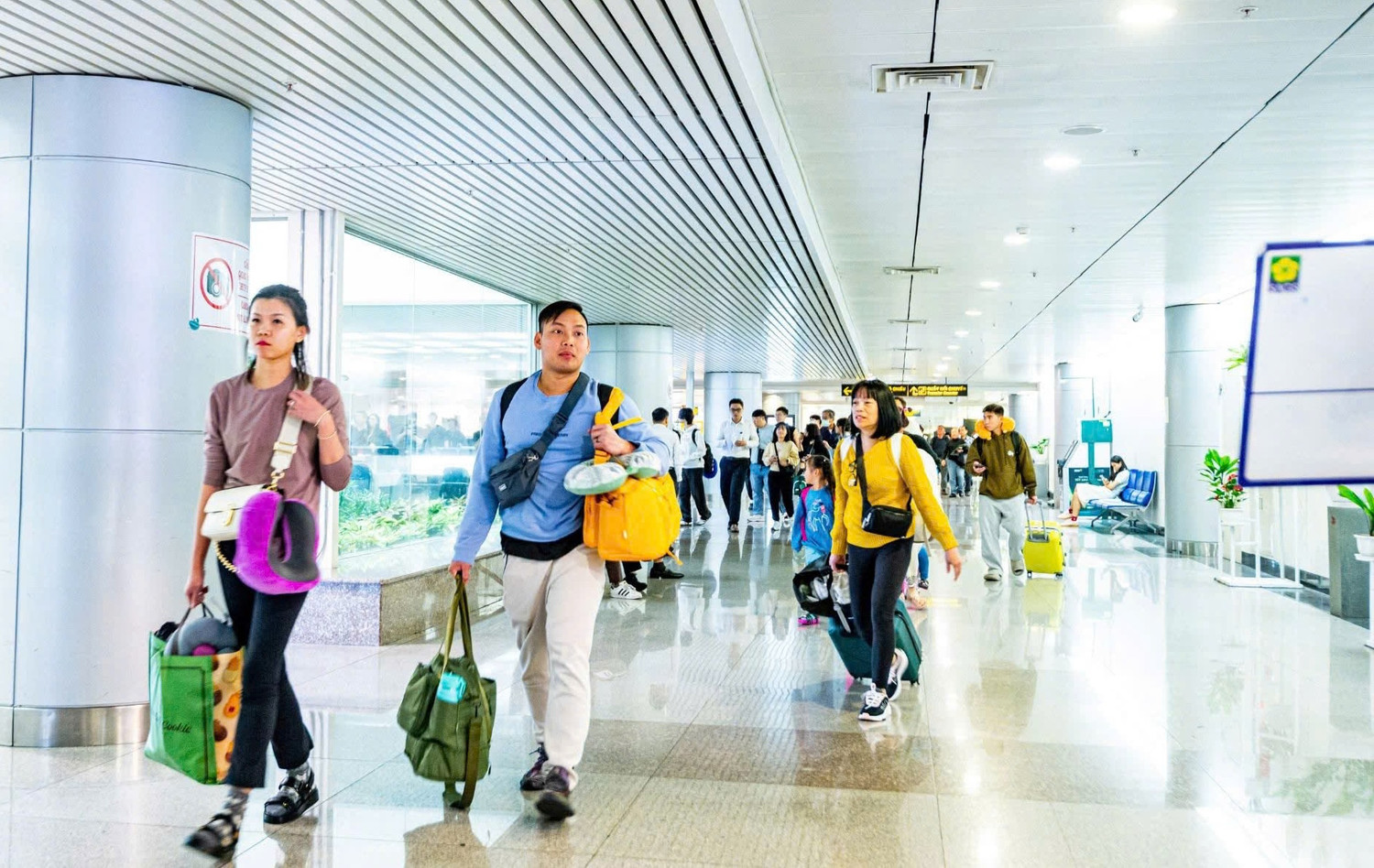 Theo đại diện Cảng HKQT Tân Sơn Nhất, lượng hành khách trong ngày nghỉ Tết dương lịch không có biến động nhiều so với ngày thường và chỉ tăng nhẹ. Nguyên nhân là dịp Tết dương lịch năm nay, người lao động chỉ được nghỉ 1 ngày, bên cạnh đó, khoảng cách giữa ngày nghỉ Tết dương lịch với kỳ nghỉ Tết nguyên đán lại gần nhau. Do đó, nhiều người chọn ở lại TPHCM trong ngày nghỉ 1/1/2025. Theo đại diện Cảng HKQT Tân Sơn Nhất, lượng hành khách trong ngày nghỉ Tết dương lịch không có biến động nhiều so với ngày thường và chỉ tăng nhẹ. Nguyên nhân là dịp Tết dương lịch năm nay, người lao động chỉ được nghỉ 1 ngày, bên cạnh đó, khoảng cách giữa ngày nghỉ Tết dương lịch với kỳ nghỉ Tết nguyên đán lại gần nhau. Do đó, nhiều người chọn ở lại TPHCM trong ngày nghỉ 1/1/2025.