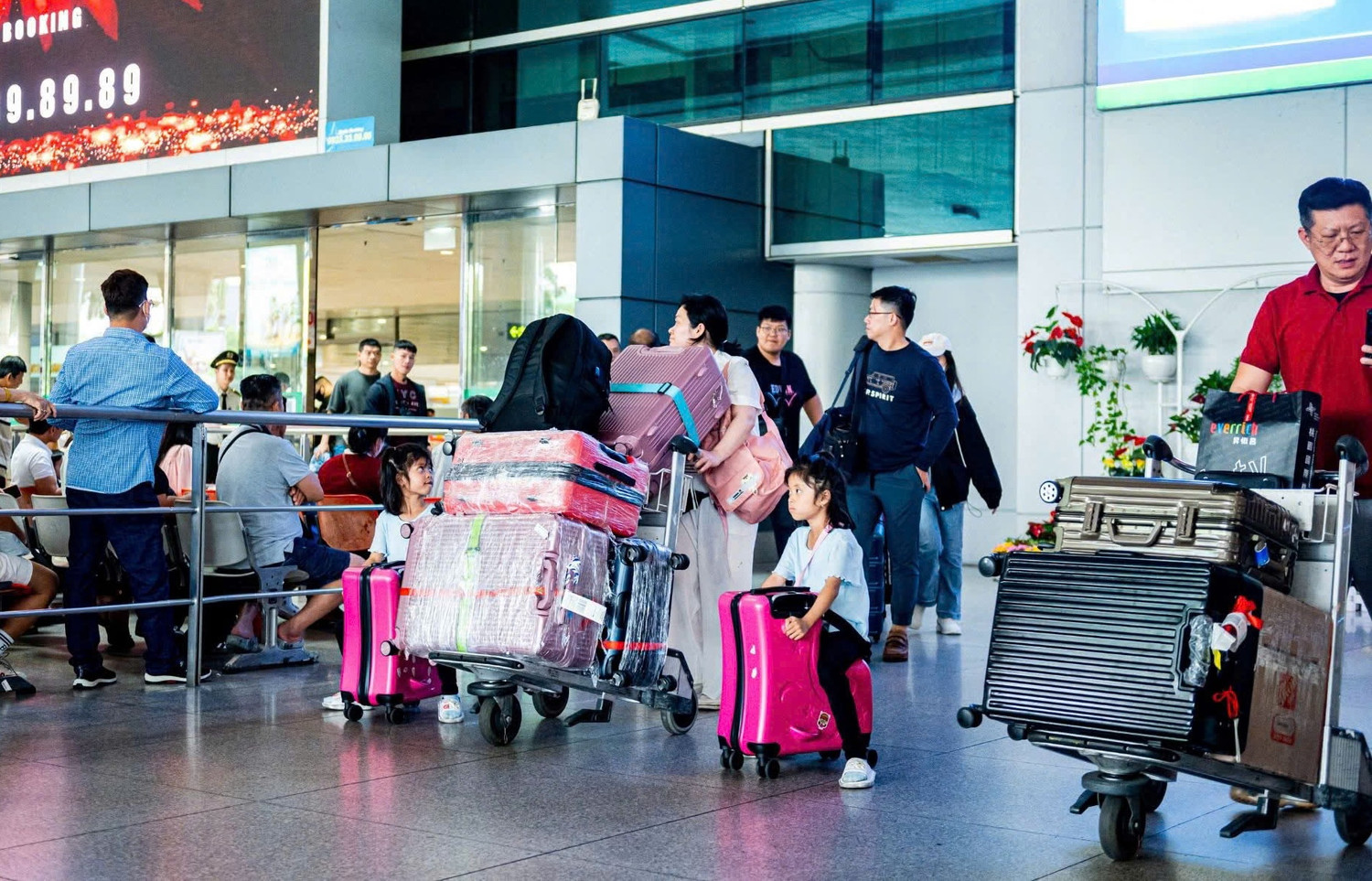 Trước đó vào ngày hôm qua (31/12/2024), Cảng HKQT Tân Sơn Nhất đã đón hơn 654 chuyến bay đi và đến với 96.847 hành khách. Như vậy, lượng khách trong ngày nghỉ đầu năm mới 2025 chỉ tăng nhẹ so với ngày trước đó. Trước đó vào ngày hôm qua (31/12/2024), Cảng HKQT Tân Sơn Nhất đã đón hơn 654 chuyến bay đi và đến với 96.847 hành khách. Như vậy, lượng khách trong ngày nghỉ đầu năm mới 2025 chỉ tăng nhẹ so với ngày trước đó.