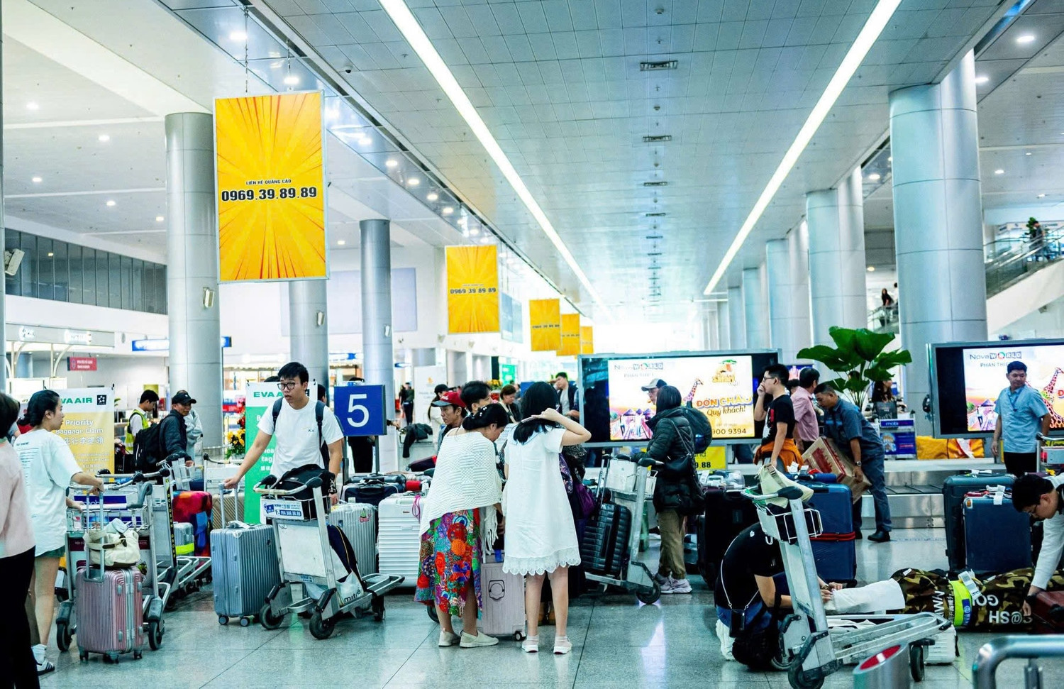 Tại khu vực nhà ga quốc nội và ga quốc tế, lượng khách không quá đông. Tại khu vực nhà ga quốc nội và ga quốc tế, lượng khách không quá đông.