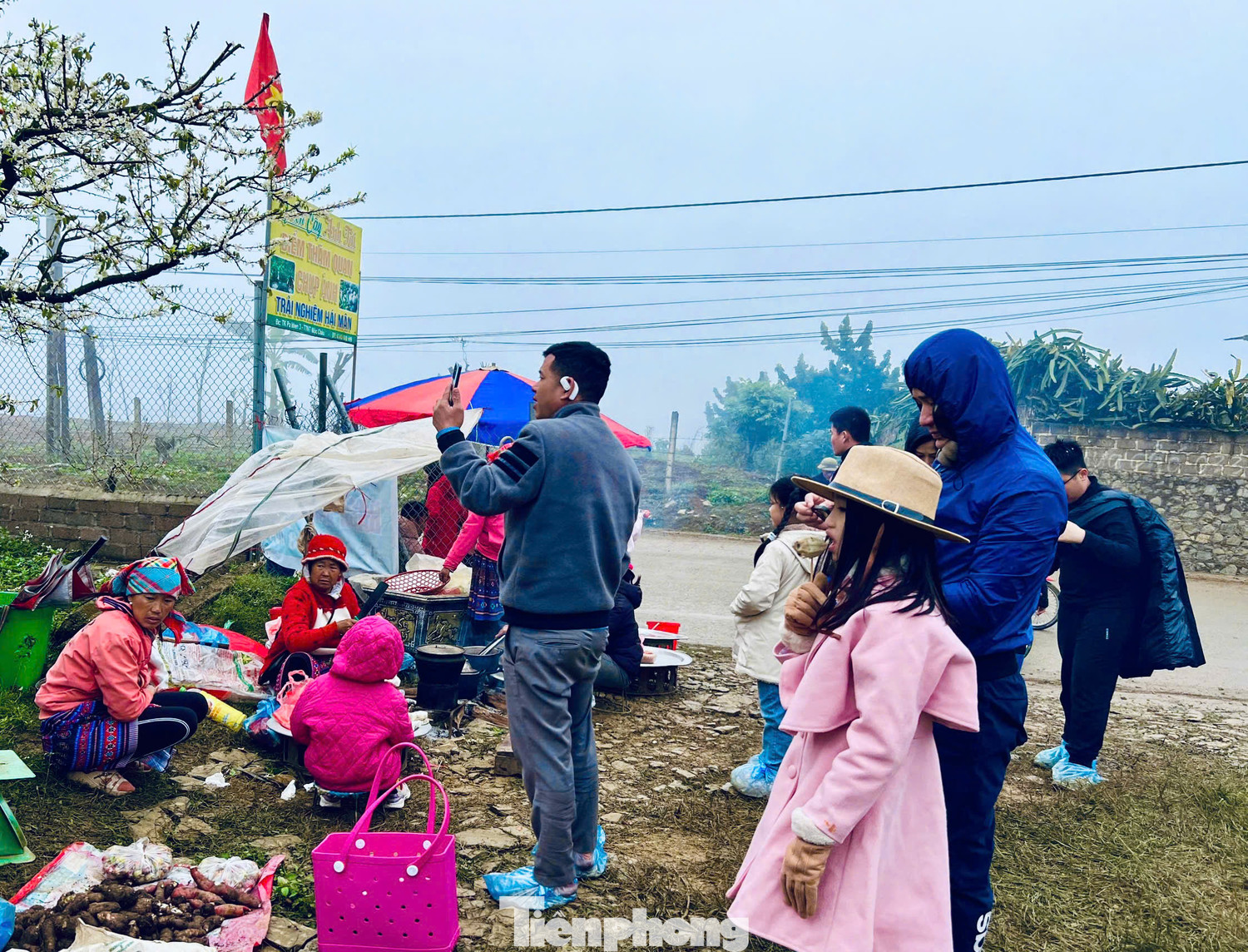 "Du khách nếu muốn chiêm ngưỡng mùa hoa mận rực rỡ cần lên kế hoạch tới Mộc Châu sớm. Tốt nhất là không nên đi vào cuối tuần để tránh tắc đường, đông người", anh Tiểu Bảo, chủ nhà vườn mận ở Mộc Châu cho biết. "Du khách nếu muốn chiêm ngưỡng mùa hoa mận rực rỡ cần lên kế hoạch tới Mộc Châu sớm. Tốt nhất là không nên đi vào cuối tuần để tránh tắc đường, đông người", anh Tiểu Bảo, chủ nhà vườn mận ở Mộc Châu cho biết.