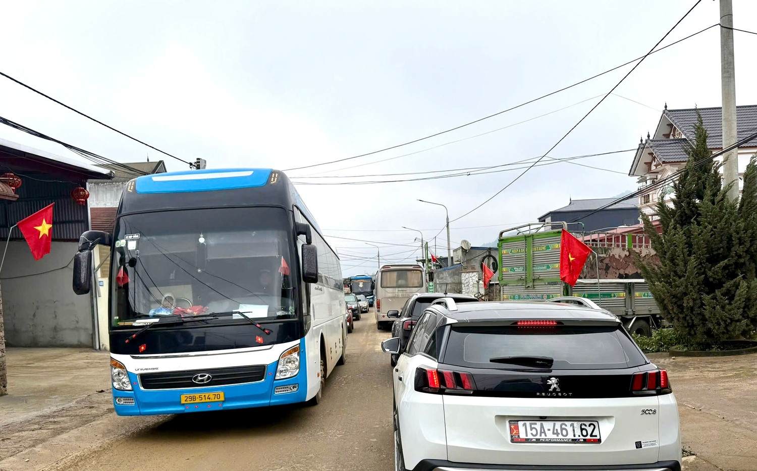 Bất chấp cái rét 8 độ C cùng mưa phùn, du khách vẫn ùn ùn đổ về Mộc Châu săn hoa mận khiến nhiều tuyến đường từ trung tâm đi các điểm ngắm hoa ùn tắc kéo dài cả cây số. Bất chấp cái rét 8 độ C cùng mưa phùn, du khách vẫn ùn ùn đổ về Mộc Châu săn hoa mận khiến nhiều tuyến đường từ trung tâm đi các điểm ngắm hoa ùn tắc kéo dài cả cây số.
