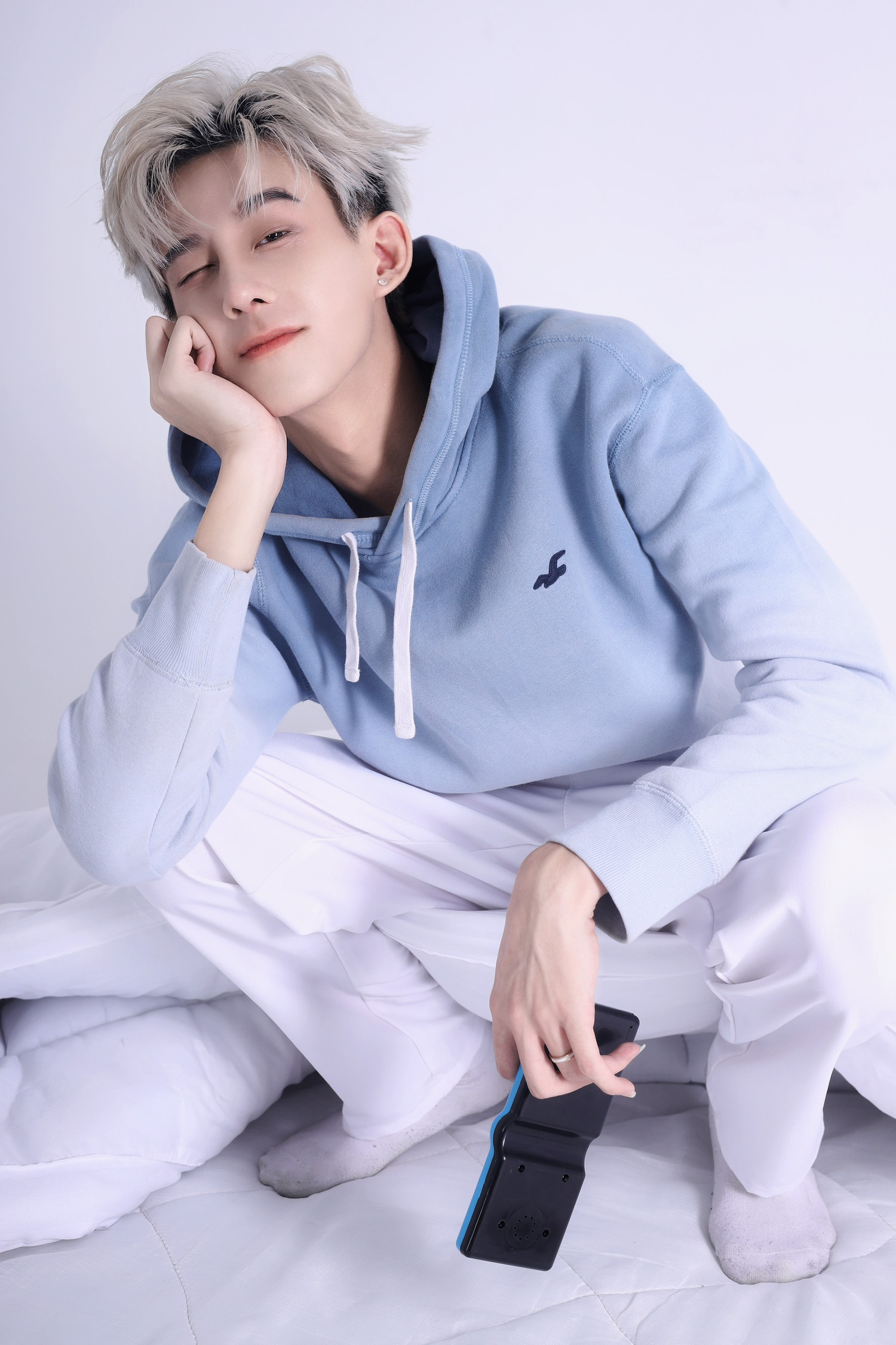 Bên cạnh đó, Tuấn Huy hiện cũng đang là người mẫu ảnh tự do.