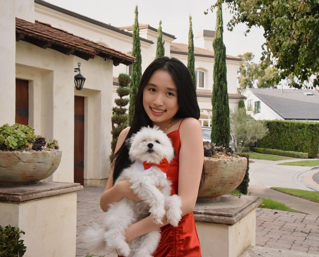 Jenny Huynh cùng bạn fan nhí được tài trợ mổ tim miễn phí. Ảnh: @jenny.huynh