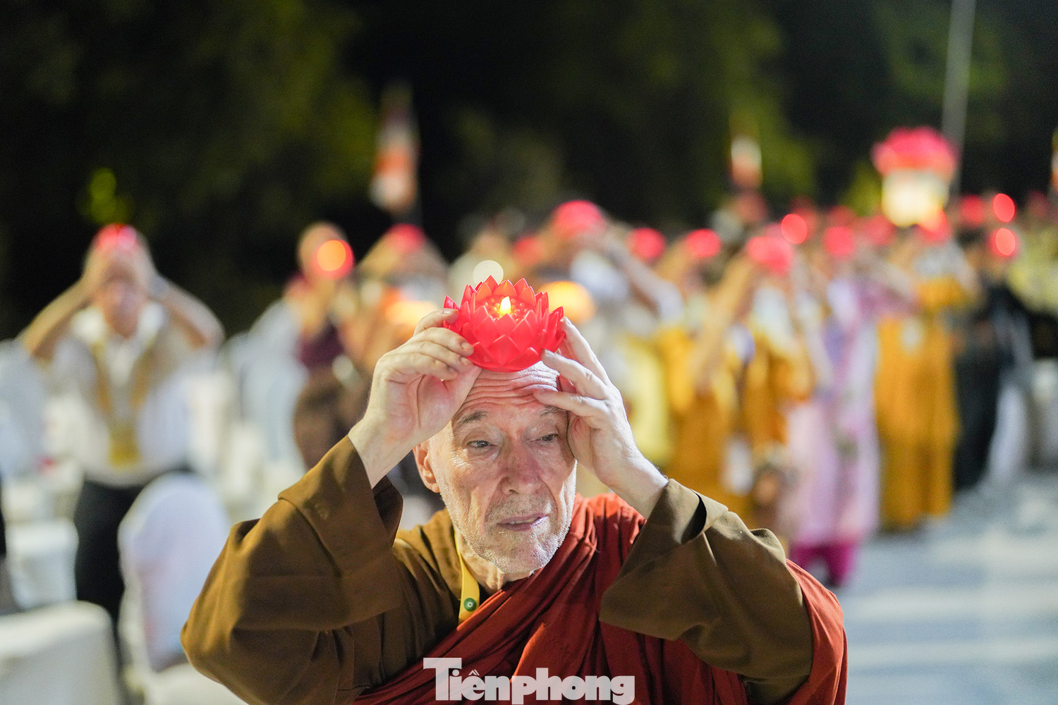 Phật tử quốc tế và Việt Nam cũng nhau thực hành nghi lễ cầu nguyện cho nền hòa bình thế giới bền vững. Phật tử quốc tế và Việt Nam cũng nhau thực hành nghi lễ cầu nguyện cho nền hòa bình thế giới bền vững.