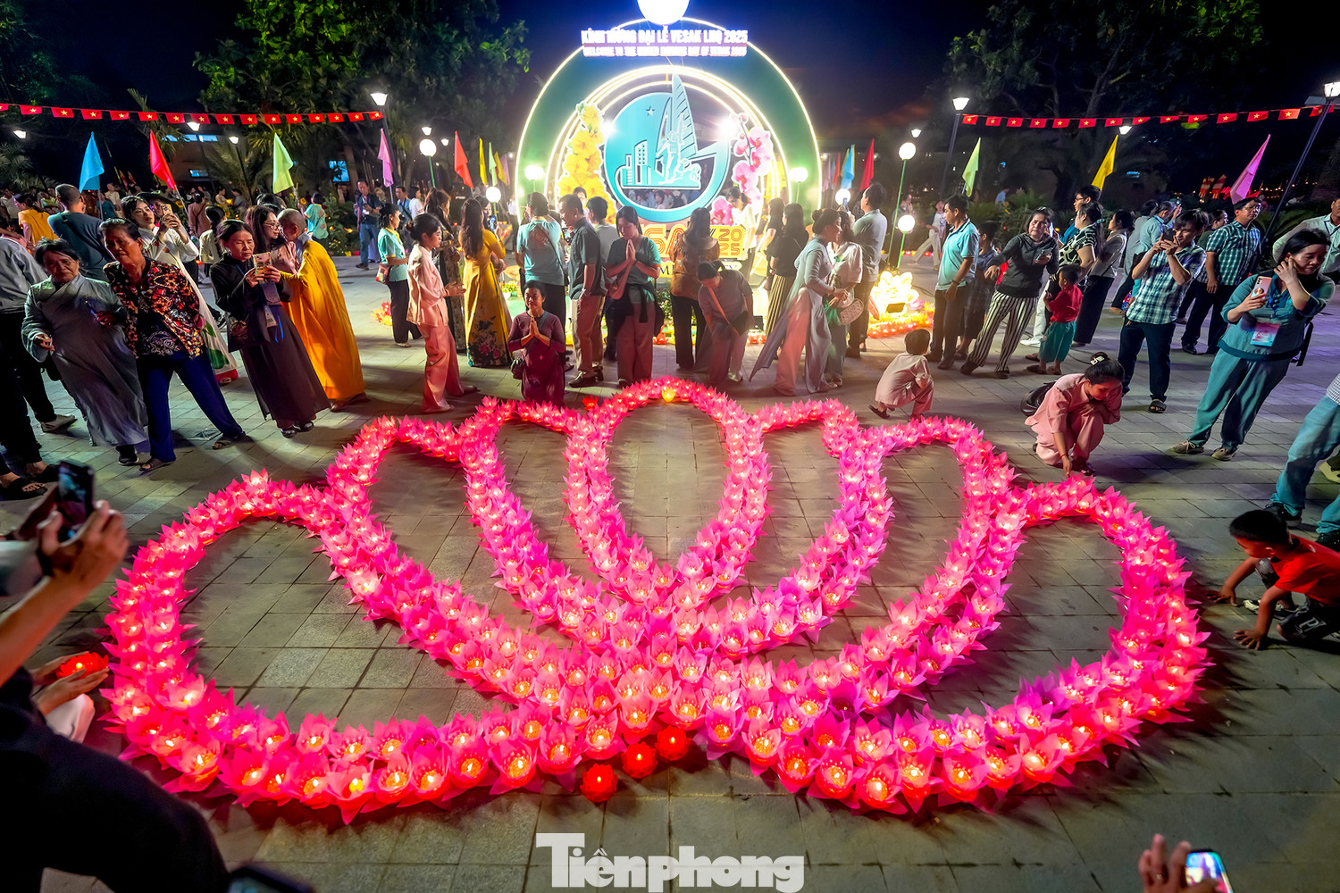 Hòa thượng Thích Thọ Lạc - trưởng Ban Văn hóa Trung ương Giáo hội Phật giáo Việt Nam, trưởng tiểu ban văn hóa Đại lễ Vesak 2025 - cho biết tất cả hoa đăng đã thả xuống hồ công viên Láng Le sẽ được vớt ngay sau lễ hội để bảo vệ môi trường. Hòa thượng Thích Thọ Lạc - trưởng Ban Văn hóa Trung ương Giáo hội Phật giáo Việt Nam, trưởng tiểu ban văn hóa Đại lễ Vesak 2025 - cho biết tất cả hoa đăng đã thả xuống hồ công viên Láng Le sẽ được vớt ngay sau lễ hội để bảo vệ môi trường.