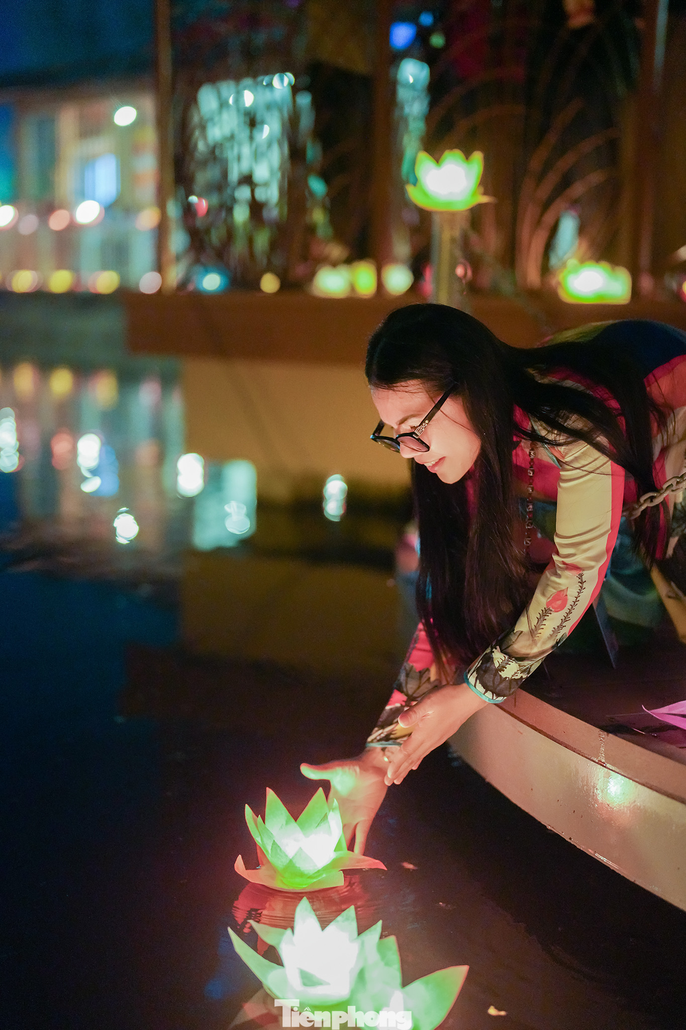 Khi thả hoa đăng, con người gởi gắm những lo âu phiền não theo dòng nước trôi đi mang lại cảm giác nhẹ nhàng thanh tịnh. Khi thả hoa đăng, con người gởi gắm những lo âu phiền não theo dòng nước trôi đi mang lại cảm giác nhẹ nhàng thanh tịnh.