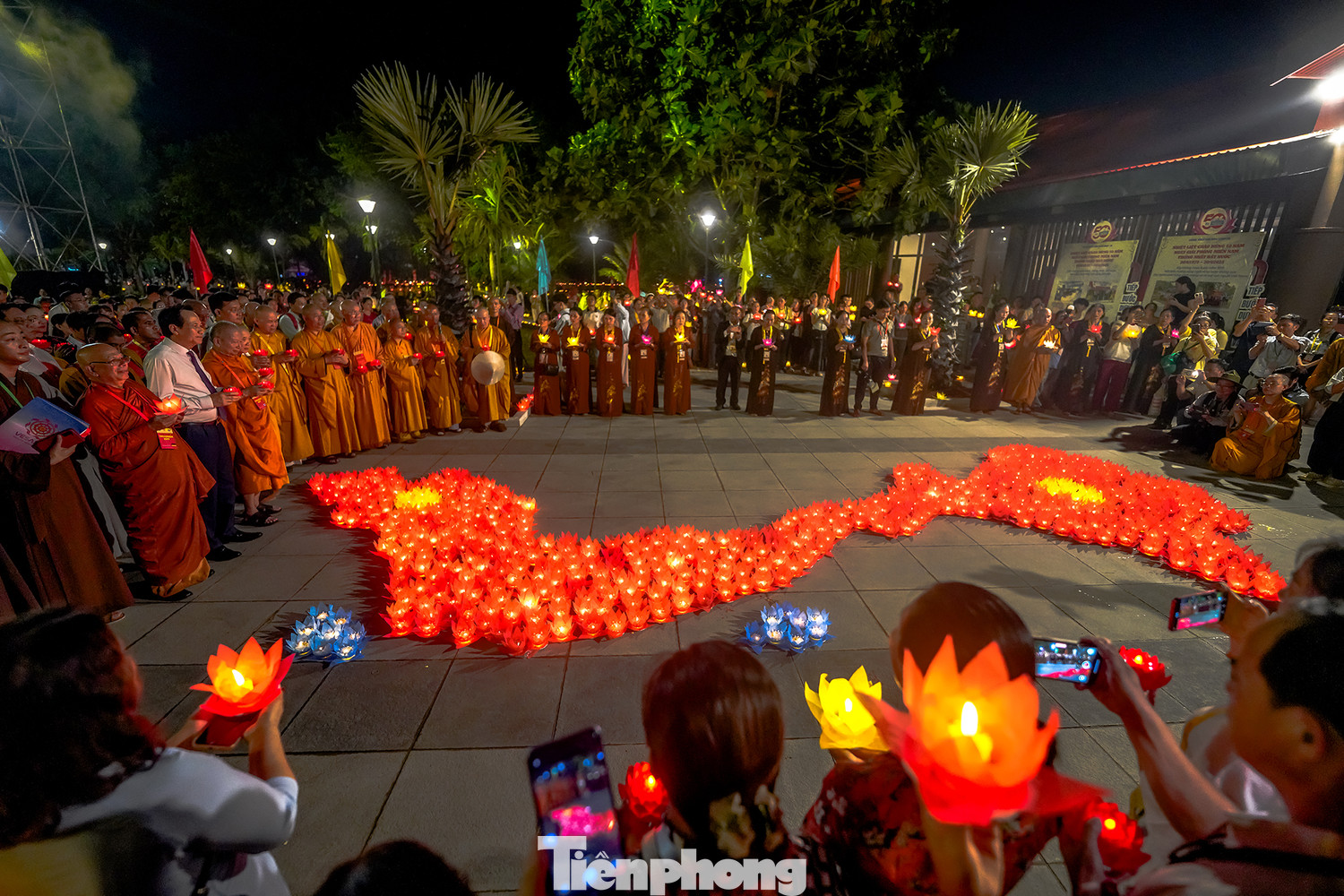 Hoa đăng được xếp thành hình bản đồ Việt Nam. Hoa đăng được xếp thành hình bản đồ Việt Nam.