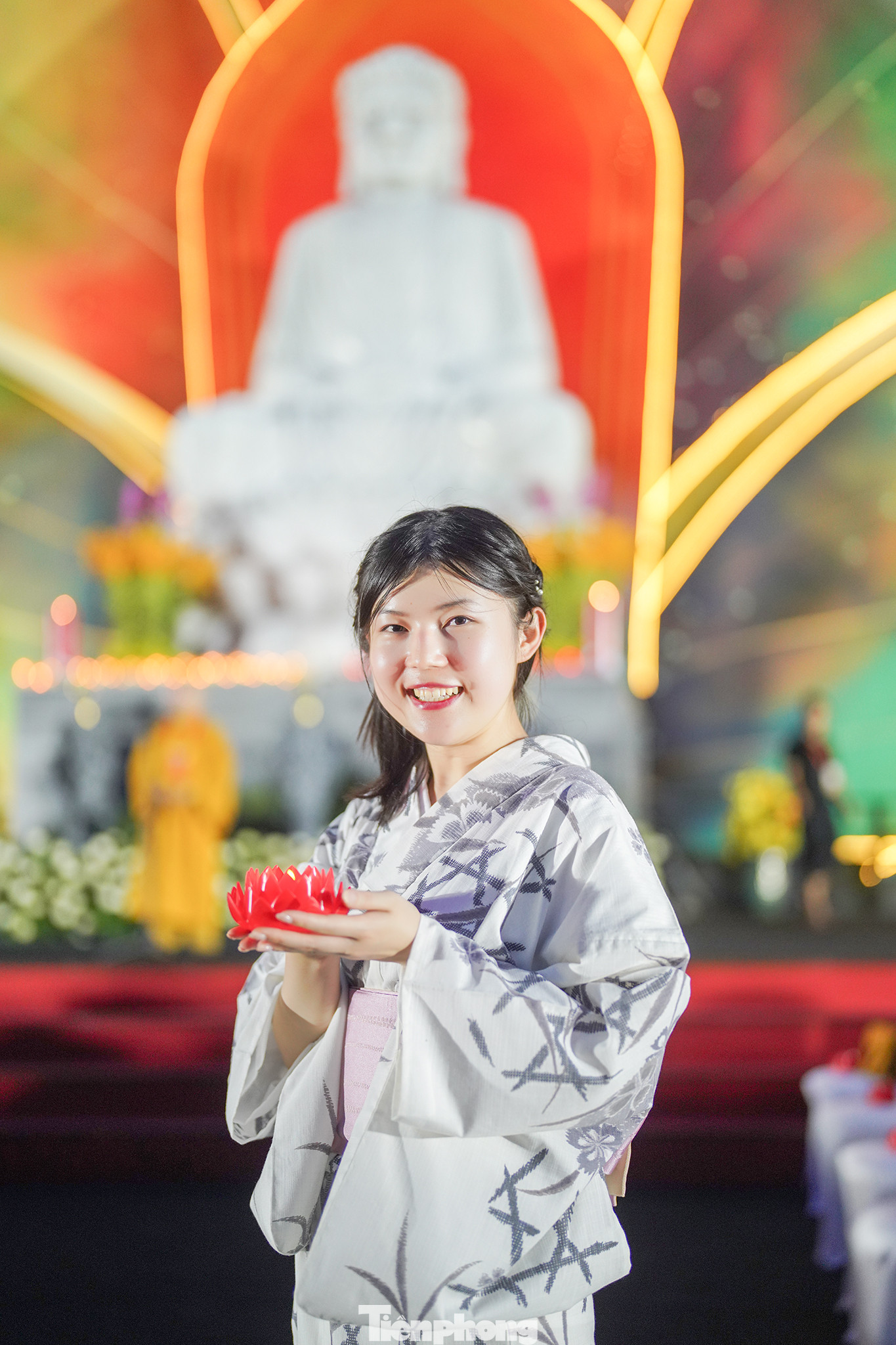 Phật tử Sakura Nagashima (27 tuổi, đến từ Nhật Bản) lần đầu tham gia đại lễ Phật đản Liên Hợp Quốc. Cô ấn tượng với tinh thần cầu đạo cũng như sự hiếu khách của phật tử Việt Nam Phật tử Sakura Nagashima (27 tuổi, đến từ Nhật Bản) lần đầu tham gia đại lễ Phật đản Liên Hợp Quốc. Cô ấn tượng với tinh thần cầu đạo cũng như sự hiếu khách của phật tử Việt Nam