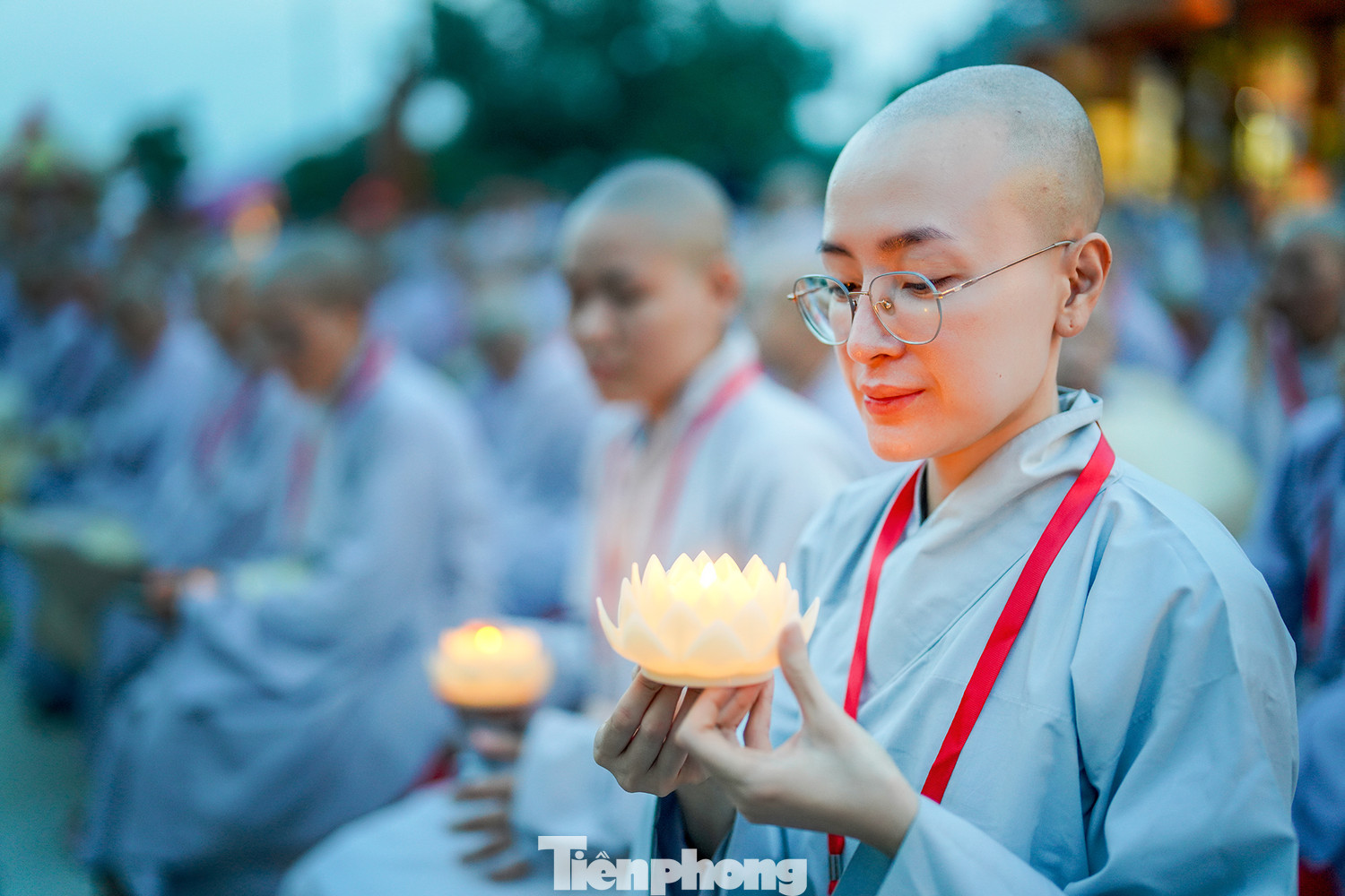 Nhiều tăng ni, Phật tử đã tập trung để cùng cầu nguyện, thắp nến, chuẩn bị cho lễ thả hoa đăng. Nhiều tăng ni, Phật tử đã tập trung để cùng cầu nguyện, thắp nến, chuẩn bị cho lễ thả hoa đăng.