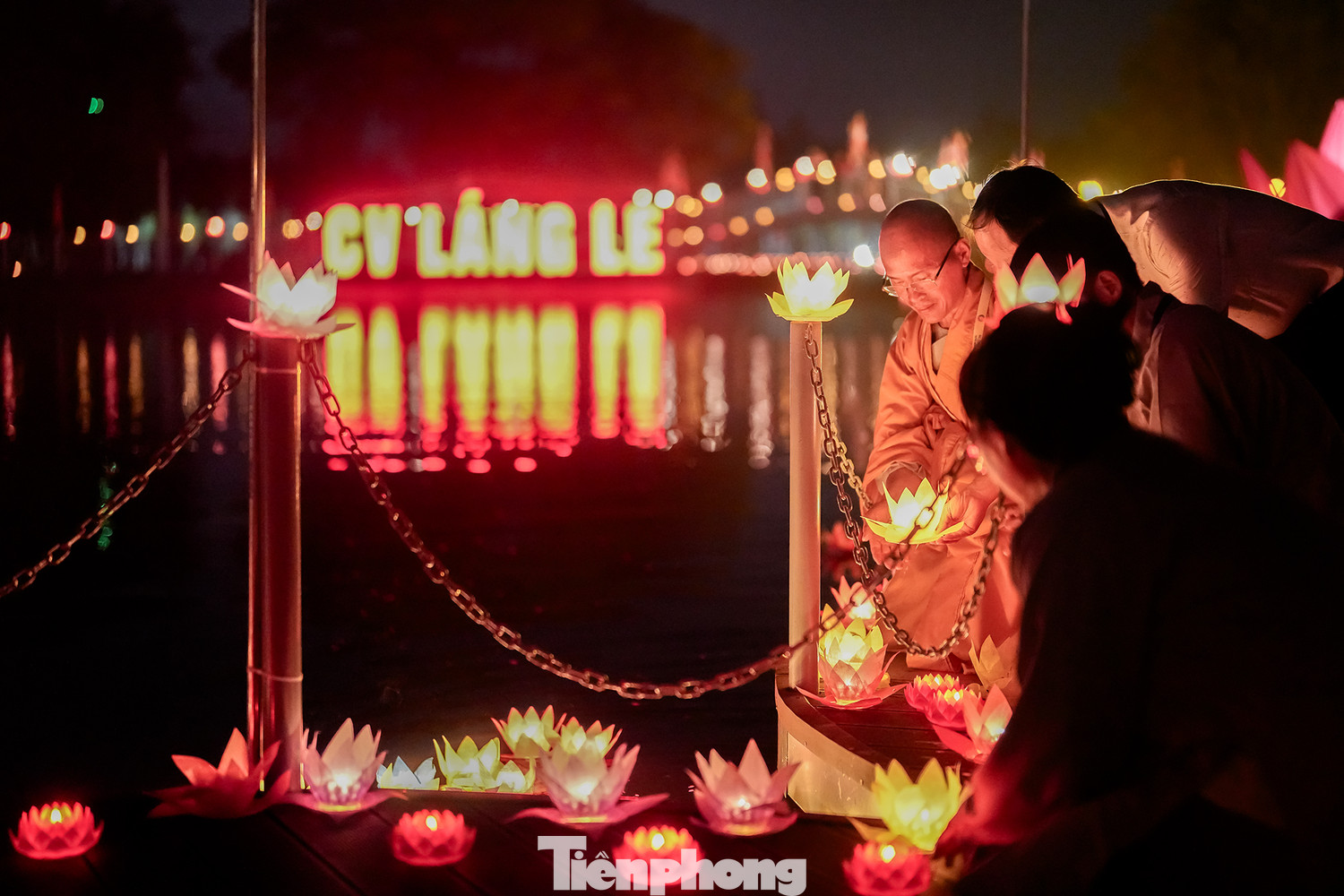 Hình ảnh đẹp khi thầy và trò cùng nhau thả hoa đăng. Hình ảnh đẹp khi thầy và trò cùng nhau thả hoa đăng.