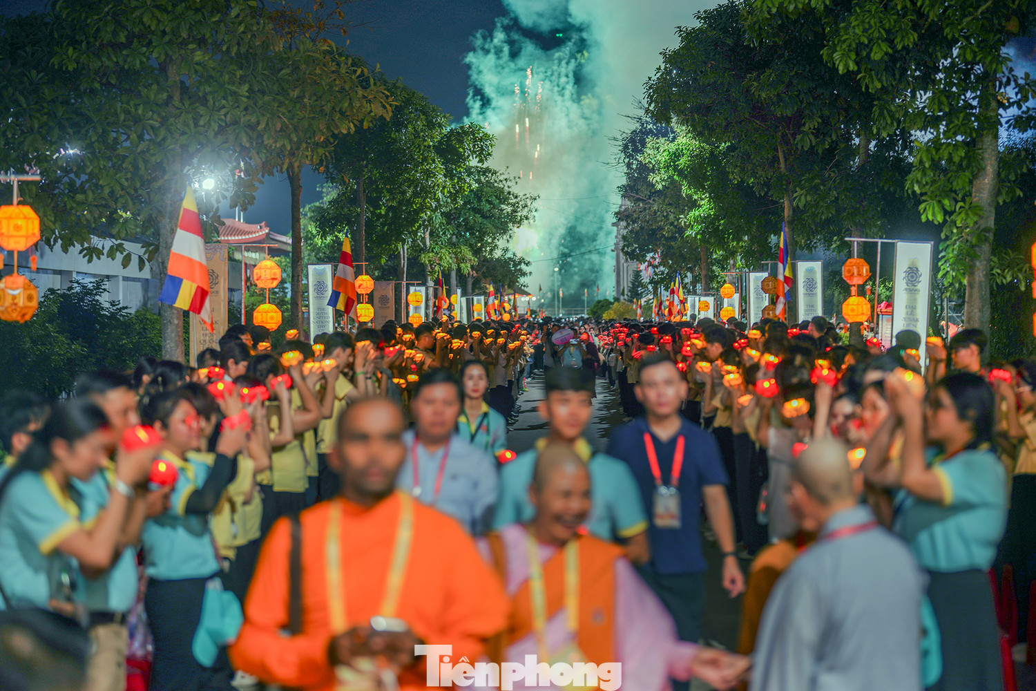 Chư tăng ni, phật tử, khách mời quốc tế nhận được nhiều tình cảm nồng ấm của bà con huyện Bình Chánh. Người dân địa phương đứng thành hai hàng cung nghinh, đảnh lễ, hỗ trợ hoa đăng cho các vị khách. Chư tăng ni, phật tử, khách mời quốc tế nhận được nhiều tình cảm nồng ấm của bà con huyện Bình Chánh. Người dân địa phương đứng thành hai hàng cung nghinh, đảnh lễ, hỗ trợ hoa đăng cho các vị khách.