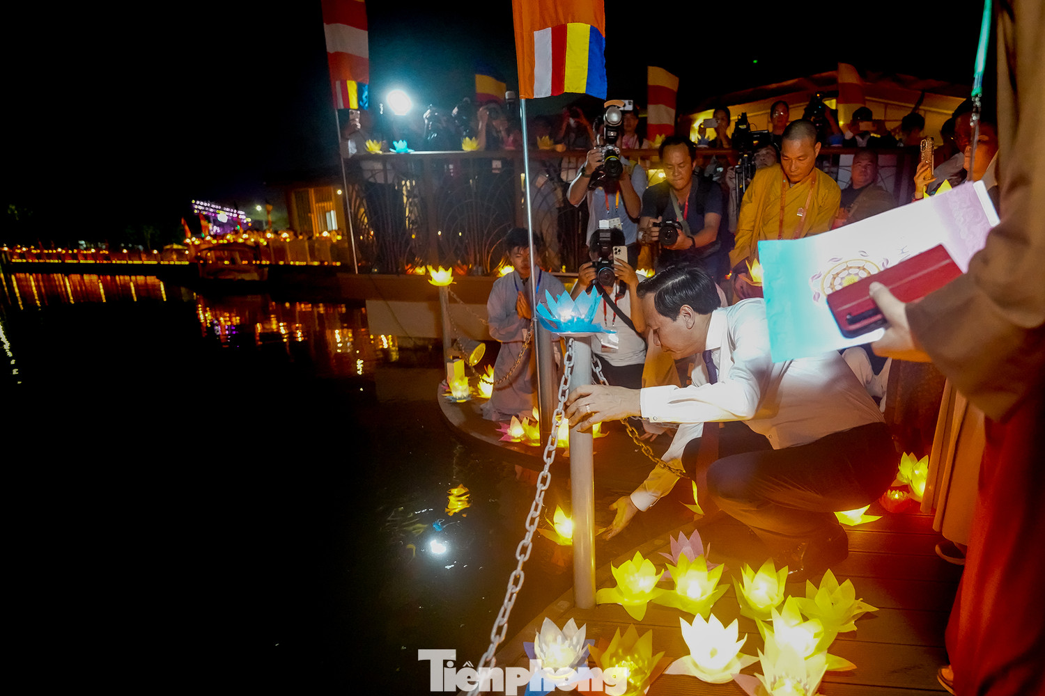 Gần 12.000 người với hoa đăng rực sáng bên bờ hồ Láng Le chuẩn bị nghi thức thả hoa đăng. Gần 12.000 người với hoa đăng rực sáng bên bờ hồ Láng Le chuẩn bị nghi thức thả hoa đăng.