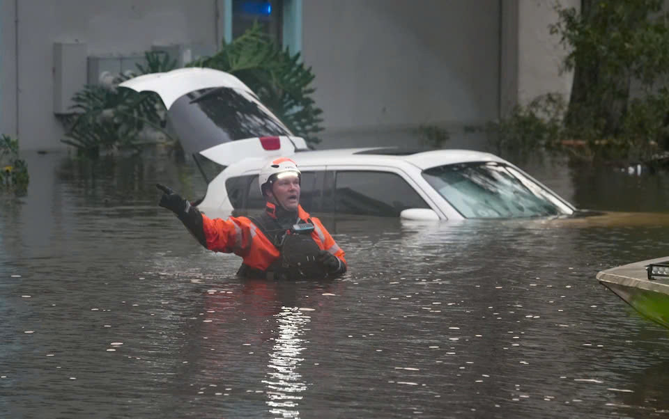 Hiện tại, mặc dù tâm bão Milton đã di chuyển khỏi Florida nhưng bang này vẫn đối mặt với nguy hiểm, bởi lũ lụt tràn từ sông do lượng mưa quá lớn. Ảnh: AP và AFP. Hiện tại, mặc dù tâm bão Milton đã di chuyển khỏi Florida nhưng bang này vẫn đối mặt với nguy hiểm, bởi lũ lụt tràn từ sông do lượng mưa quá lớn. Ảnh: AP và AFP.