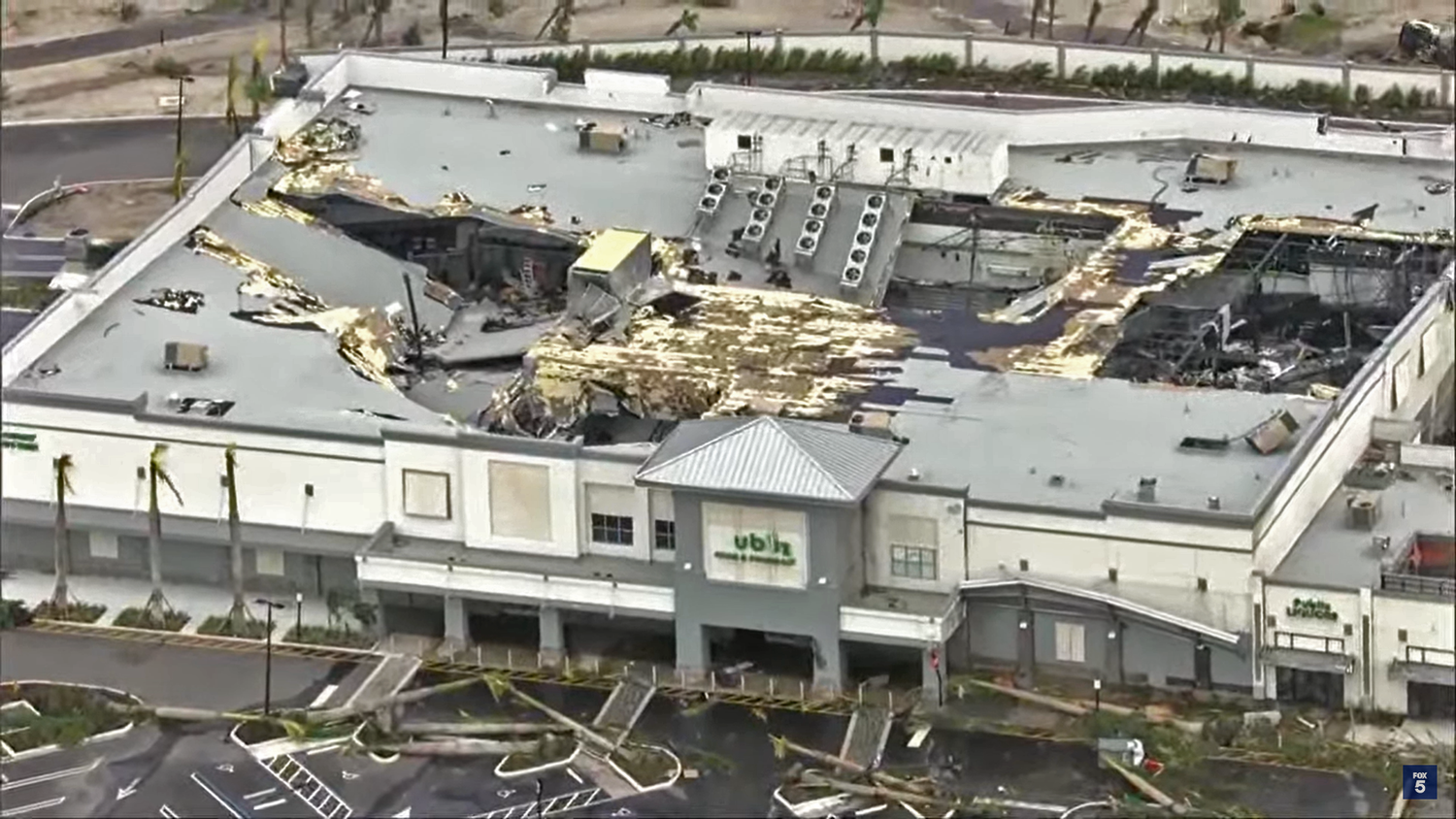Siêu thị Publix ở quận Palm Beach đã bị siêu bão Milton phá hủy. Ảnh: FOX 5 DC. Siêu thị Publix ở quận Palm Beach đã bị siêu bão Milton phá hủy. Ảnh: FOX 5 DC.