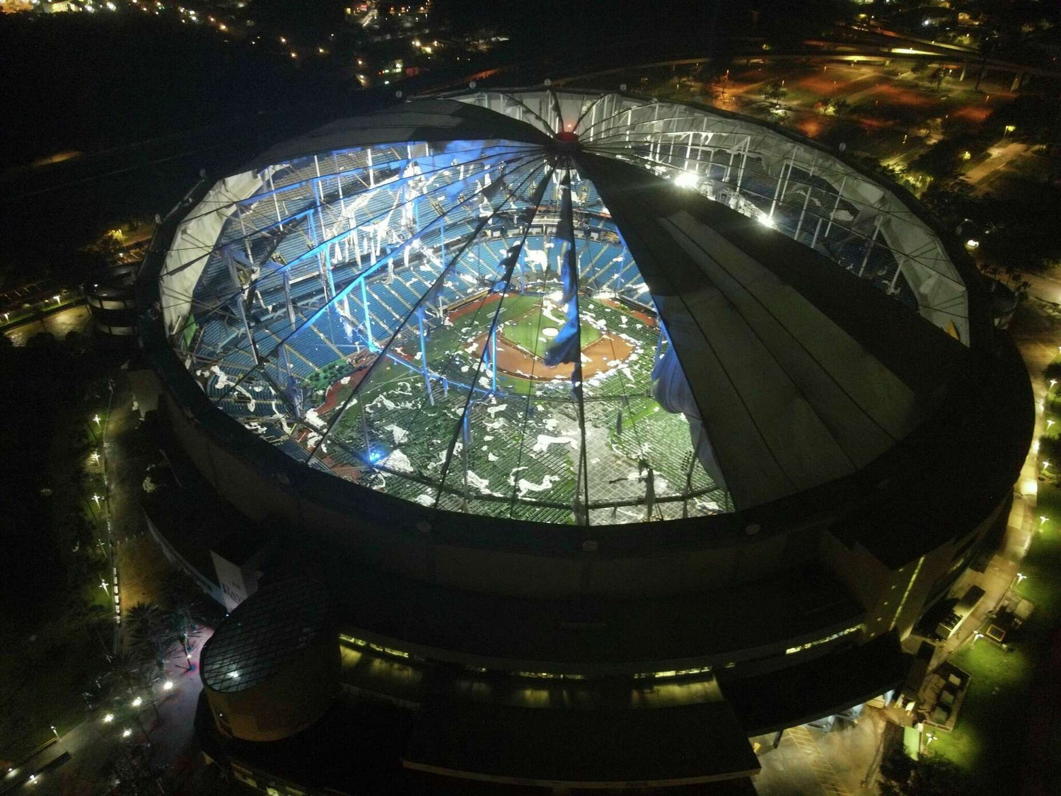 Gió bão đã xé toạc mái sân vận động Tropicana Field của đội bóng chày Tampa Bay Rays, ở trung tâm thành phố St. Petersburg (Florida). Được biết, sân bóng chày là nơi tập trung cho những người tị nạn, với hàng nghìn chiếc giường được dựng sẵn trên sân. Gió bão đã xé toạc mái sân vận động Tropicana Field của đội bóng chày Tampa Bay Rays, ở trung tâm thành phố St. Petersburg (Florida). Được biết, sân bóng chày là nơi tập trung cho những người tị nạn, với hàng nghìn chiếc giường được dựng sẵn trên sân.