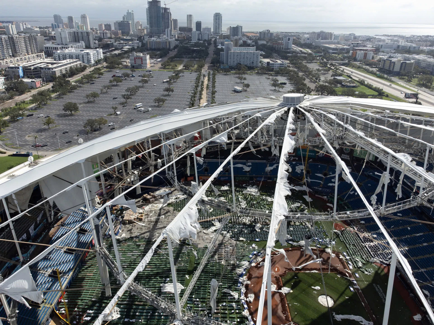 Gió bão đã xé toạc mái sân vận động Tropicana Field của đội bóng chày Tampa Bay Rays, ở trung tâm thành phố St. Petersburg (Florida). Được biết, sân bóng chày là nơi tập trung cho những người tị nạn, với hàng nghìn chiếc giường được dựng sẵn trên sân. Gió bão đã xé toạc mái sân vận động Tropicana Field của đội bóng chày Tampa Bay Rays, ở trung tâm thành phố St. Petersburg (Florida). Được biết, sân bóng chày là nơi tập trung cho những người tị nạn, với hàng nghìn chiếc giường được dựng sẵn trên sân.