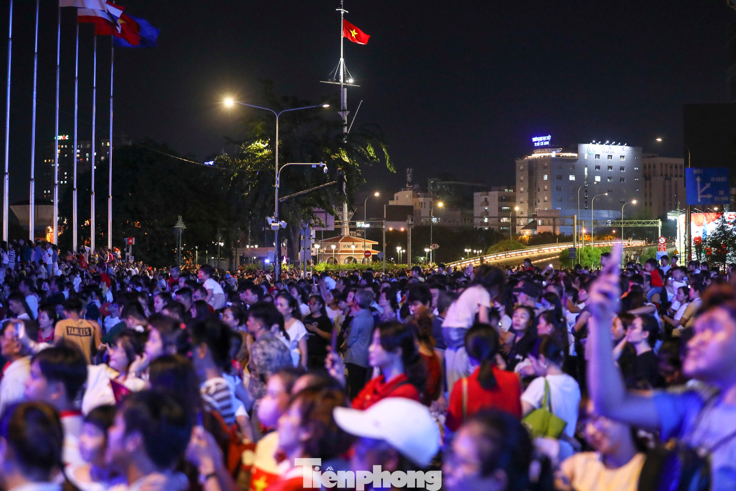 Đến 20h30, Bến Bạch Đằng hầu như không còn chỗ trống. Đến 20h30, Bến Bạch Đằng hầu như không còn chỗ trống.