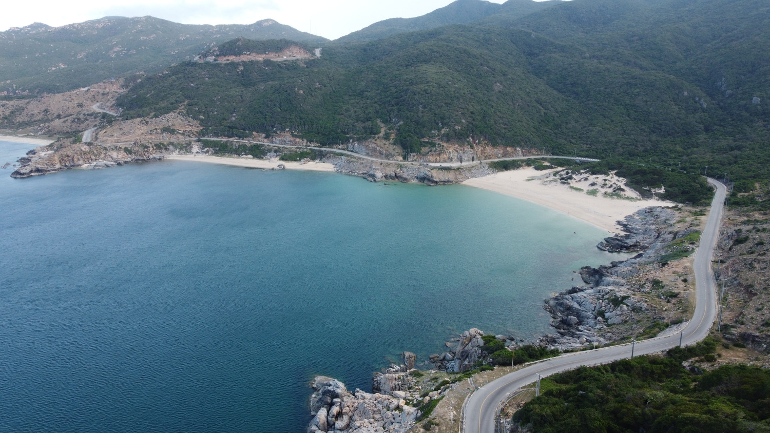 Quãng đường dài gần 57km này dựa lưng vào Vườn quốc gia Núi Chúa, hướng mặt ra biển Đông. Một bên xanh ngắt màu nước biển, một bên xanh mướt mắt cây rừng, tạo nên một "con đường màu xanh" tuyệt đẹp. Du khách sẽ vượt qua hàng loạt bãi biển hoang sơ trong xanh như ngọc, như bãi Chuối, bãi Kinh, bãi Nước Ngọt... Quãng đường dài gần 57km này dựa lưng vào Vườn quốc gia Núi Chúa, hướng mặt ra biển Đông. Một bên xanh ngắt màu nước biển, một bên xanh mướt mắt cây rừng, tạo nên một "con đường màu xanh" tuyệt đẹp. Du khách sẽ vượt qua hàng loạt bãi biển hoang sơ trong xanh như ngọc, như bãi Chuối, bãi Kinh, bãi Nước Ngọt...