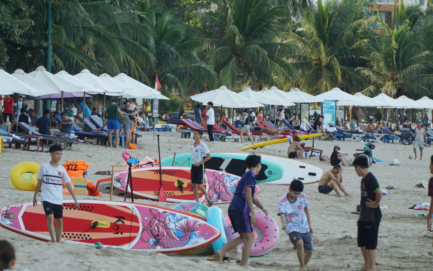 Theo quy định của TP Nha Trang, các doanh nghiệp chỉ được phép cung cấp dịch vụ cho thuê ô dù và ghế trên bãi biển Nha Trang từ 8h-16h hàng ngày. Tuy nhiên, theo quan sát của PV Tiền Phong, sau khung giờ trên vẫn còn khá nhiều ghế dù còn hoạt động. Theo quy định của TP Nha Trang, các doanh nghiệp chỉ được phép cung cấp dịch vụ cho thuê ô dù và ghế trên bãi biển Nha Trang từ 8h-16h hàng ngày. Tuy nhiên, theo quan sát của PV Tiền Phong, sau khung giờ trên vẫn còn khá nhiều ghế dù còn hoạt động.
