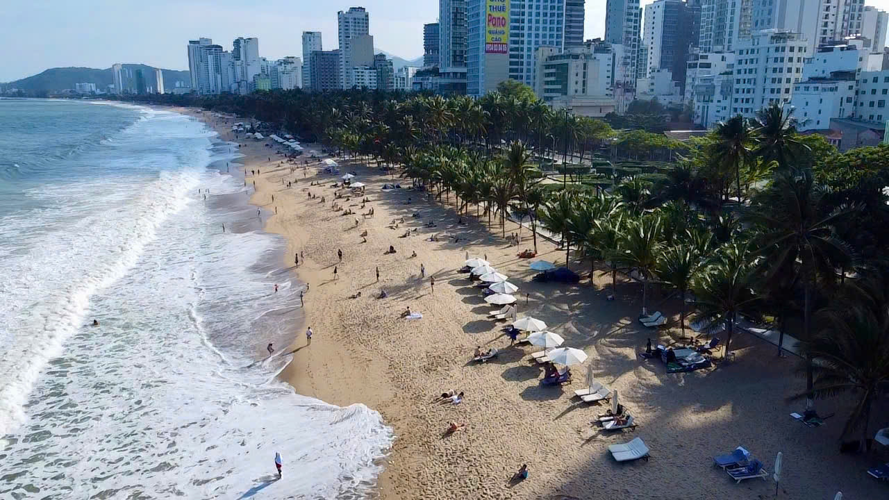 Trả lời PV Tiền Phong, ông Nguyễn Văn Minh - Phó Chủ tịch UBND TP Nha Trang, cho biết thời gian tới, thành phố Nha Trang có chỉ đạo rà soát lại hoạt động cho thuê ghế, thuê dù trên bờ biển để đảm bảo an ninh trật tự, mỹ quan đô thị và tránh xảy ra tình trạng như sự việc vừa rồi. Trả lời PV Tiền Phong, ông Nguyễn Văn Minh - Phó Chủ tịch UBND TP Nha Trang, cho biết thời gian tới, thành phố Nha Trang có chỉ đạo rà soát lại hoạt động cho thuê ghế, thuê dù trên bờ biển để đảm bảo an ninh trật tự, mỹ quan đô thị và tránh xảy ra tình trạng như sự việc vừa rồi.