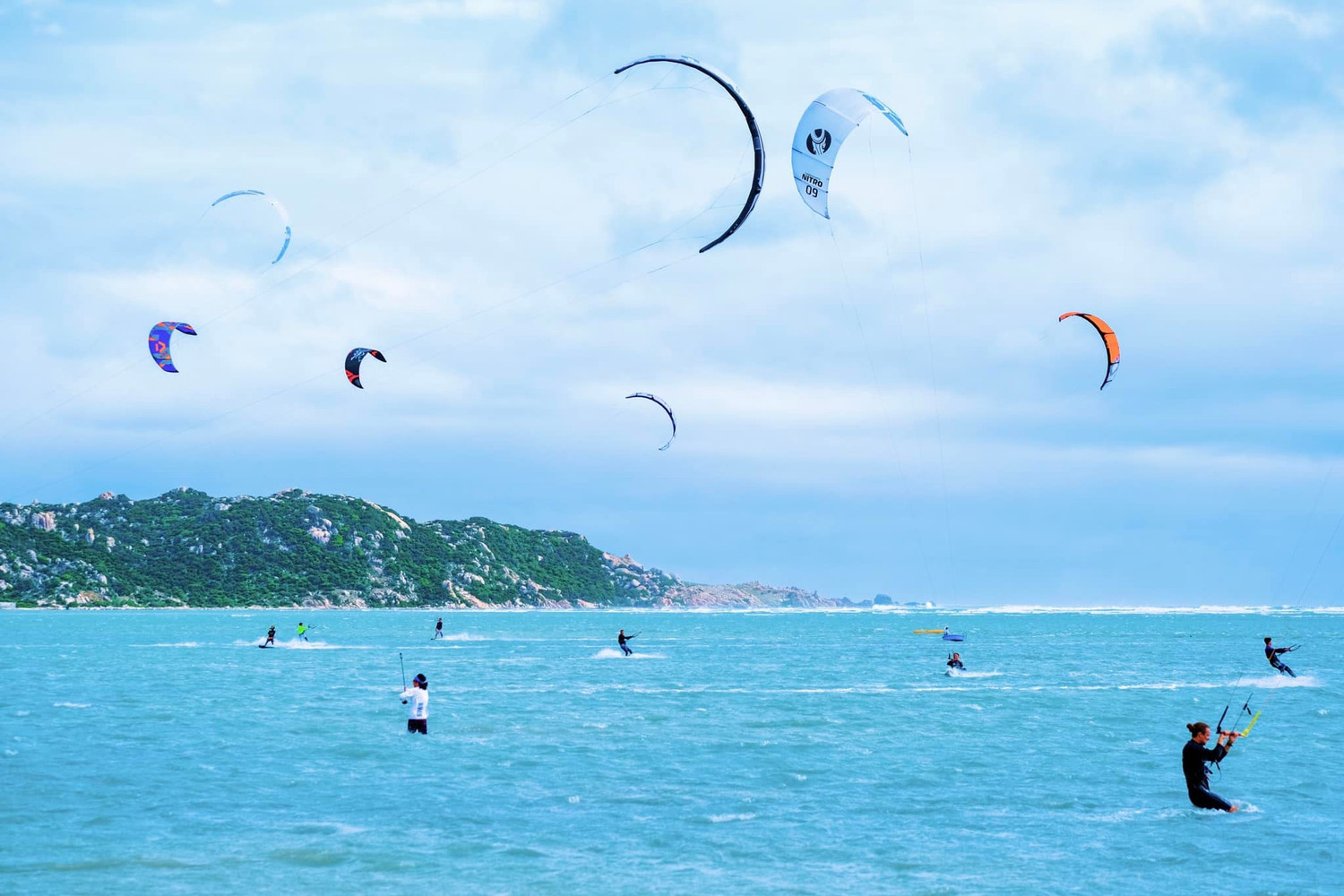 Cung đường ven biển cũng sẽ đưa du khách đến với biển Mỹ Hòa, xã Vĩnh Hải - địa điểm lý tưởng dành cho các tín đồ đam mê môn thể thao lướt ván diều khắp nơi trên thế giới. Cung đường ven biển cũng sẽ đưa du khách đến với biển Mỹ Hòa, xã Vĩnh Hải - địa điểm lý tưởng dành cho các tín đồ đam mê môn thể thao lướt ván diều khắp nơi trên thế giới.