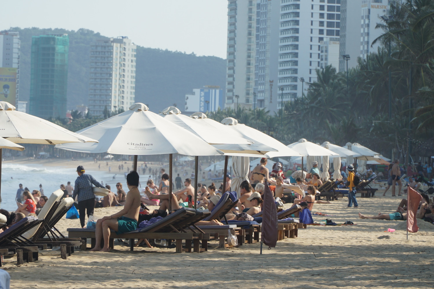 Anh Phạm Quý Ngọc (người dân TP Nha Trang) cho biết tình trạng cho thuê ghế, dù, áo phao trên bờ biển rất lộn xộn, nhếch nhác. "Những người cho thuê để tràn lan đồ đạc nên nhiều khi du khách và dân địa phương không có nhu cầu cũng không biết ngồi đâu để ngắm biển cả, thiết nghĩ các cơ quan công quản lý nên chấn chỉnh vấn đề này để trả lại không gian thông thoáng cho bãi biển Nha Trang", anh Ngọc nói. Anh Phạm Quý Ngọc (người dân TP Nha Trang) cho biết tình trạng cho thuê ghế, dù, áo phao trên bờ biển rất lộn xộn, nhếch nhác. "Những người cho thuê để tràn lan đồ đạc nên nhiều khi du khách và dân địa phương không có nhu cầu cũng không biết ngồi đâu để ngắm biển cả, thiết nghĩ các cơ quan công quản lý nên chấn chỉnh vấn đề này để trả lại không gian thông thoáng cho bãi biển Nha Trang", anh Ngọc nói.