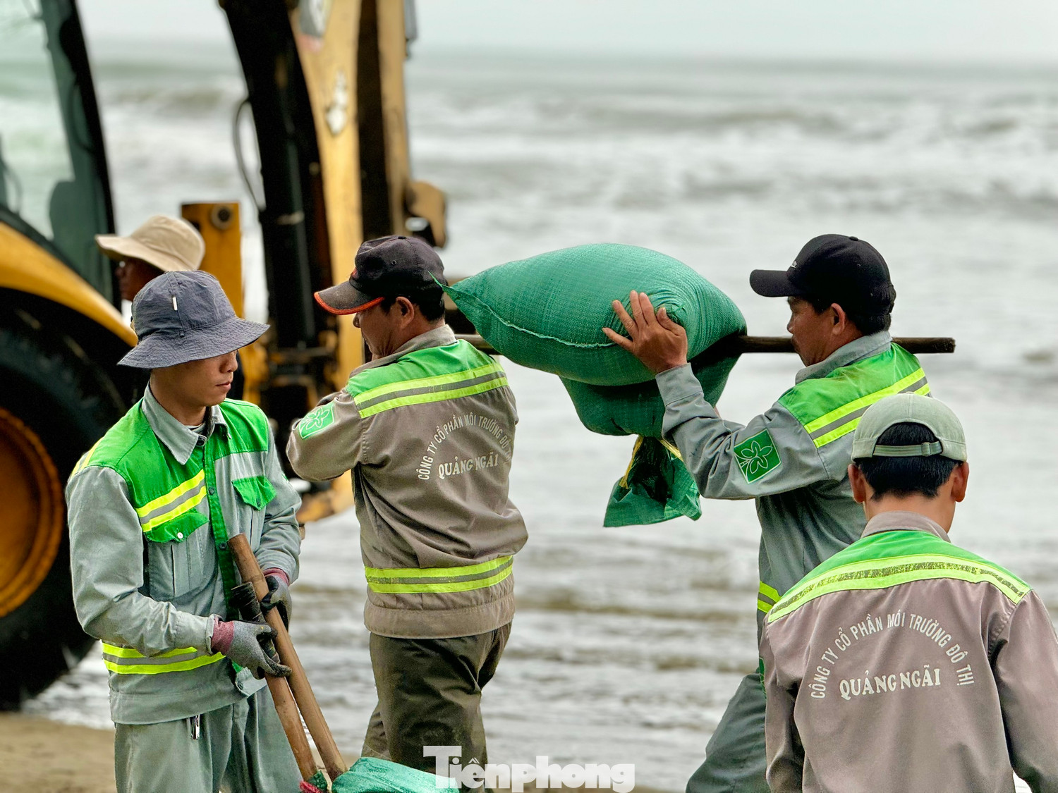 Dự kiến đến chiều 26/2, công tác kè chống sạt lở bằng bao cát sẽ hoàn thành. Ảnh: Nguyễn Ngọc. Dự kiến đến chiều 26/2, công tác kè chống sạt lở bằng bao cát sẽ hoàn thành. Ảnh: Nguyễn Ngọc.