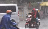 Mưa trái mùa trút ào ào, người đi đường TPHCM không kịp trở tay