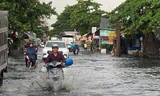 Mưa trắng trời, nhiều tuyến đường ở TPHCM ngập úng giữa trưa