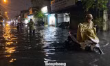 Mưa như trút cùng triều cường, người dân TPHCM lại chật vật di chuyển giữa biển nước