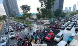 Mưa từ sáng sớm, xe ùn ứ nhích từng chút vào trung tâm TPHCM