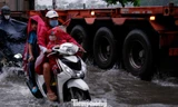 Triều cường kết hợp mưa kéo dài, người dân TPHCM bì bõm lội nước về nhà