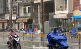 Trời TPHCM tối sầm, 'chưa kịp mặc áo mưa đã ướt hết'