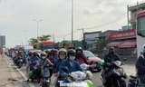 Người dân đội nắng ùn ùn trở lại TPHCM chiều mùng 5 Tết