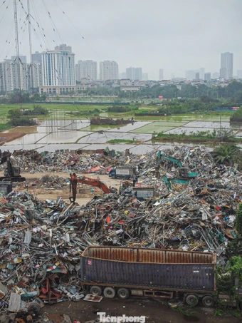 ‘Núi’ phế liệu trên khu đất nông nghiệp rộng 4,3ha ở Hà Nội