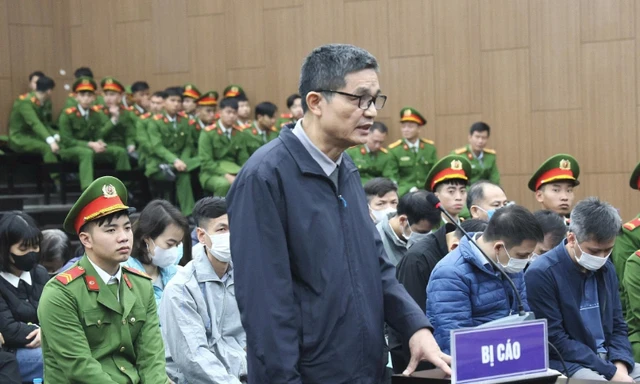 Cựu Cục trưởng Nguyễn Thanh Phong khóc: ‘Anh xin lỗi tất cả các em, các cháu’