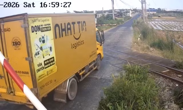 Nhiều phương tiện phớt lờ cảnh báo vượt đường rào chắn đường sắt. 