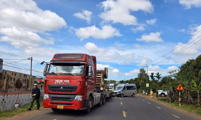 Xe khách 16 chỗ đã tông mạnh vào đuôi xe đầu kéo đang dừng bên đường.