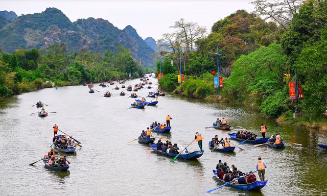 Nhiều người chèo đò chở khách ở Chùa Hương bị lừa 4,4 tỷ đồng xin cấp phép hoạt động
