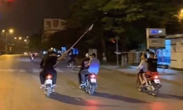 Rủ nhau đi tìm 'Na Tra', nhóm thanh niên vô cớ bắn người đi đường ở Hà Nội