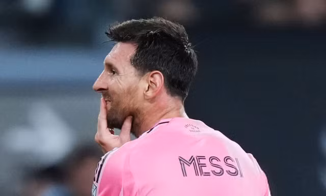 Messi trở lại sân cỏ sau nỗi đau mất bố