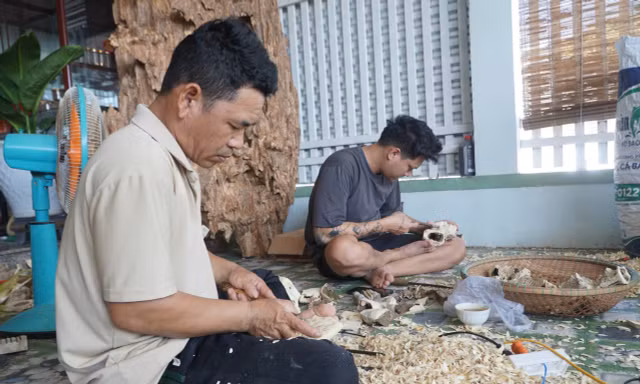 Người dân làng nghề Trầm Hương có cuộc sống khấm khá.