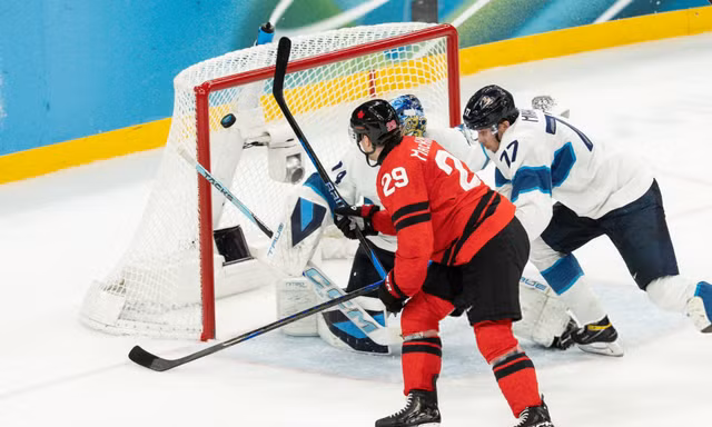 Trọng tài Canada bắt trận đội nhà gây tranh cãi dữ dội ở Thế vận hội mùa đông