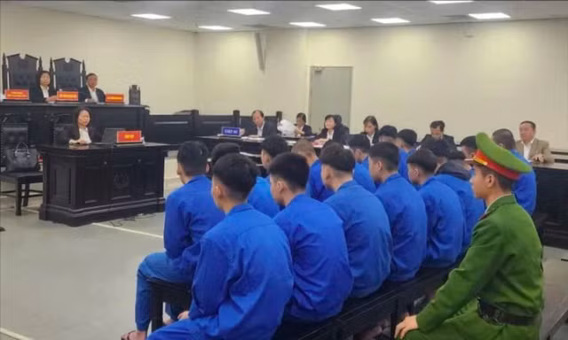 Nhóm 'quái xế' vô cớ dùng đinh ba đâm nhiều người đi đường