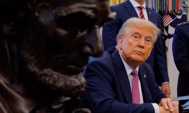 Ông Donald Trump ký sắc lệnh miễn thuế nhập hàng hóa một số nước
