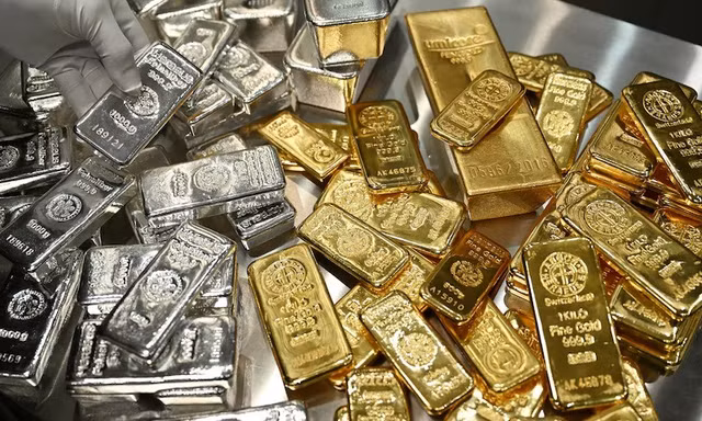 Giá vàng đi lên, giá bạc rơi khỏi đỉnh 