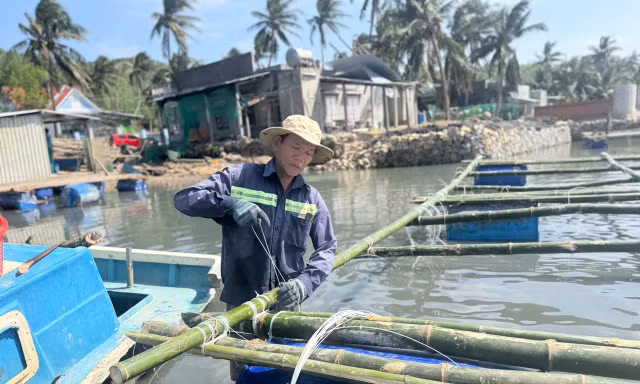 Ngư dân gia cố lại nhà bè chắc chắn chuẩn bị ra khơi.